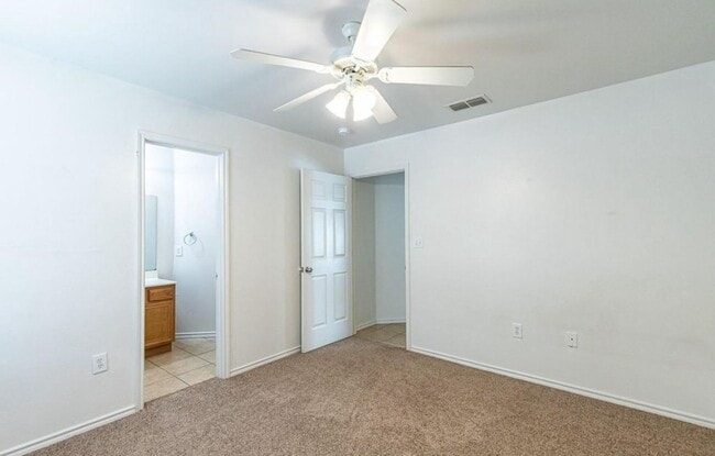 Building Photo - Private 3 Bedroom 3 Bath