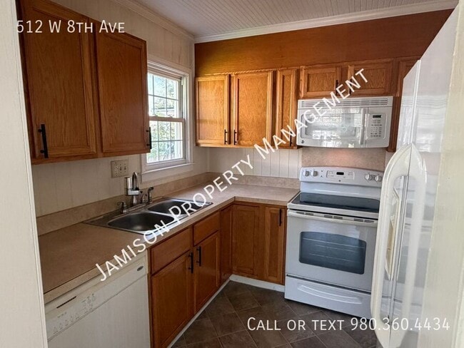 Building Photo - 512 W 8th Ave