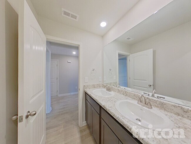 Building Photo - 927 Equine Dr