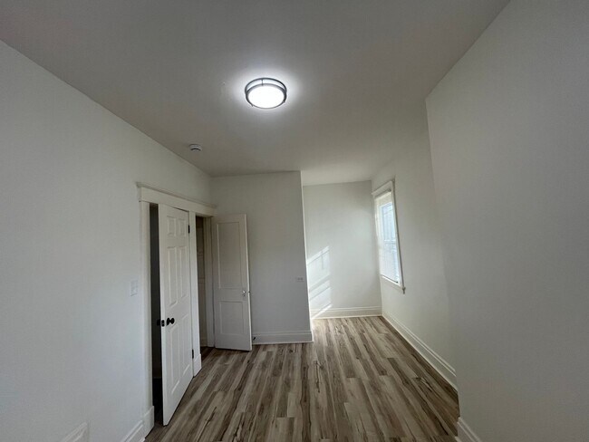 Building Photo - 3 bedroom 2 bath with Garage