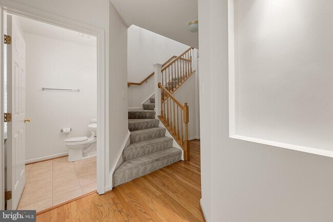 Building Photo - 956 Harrison Cir