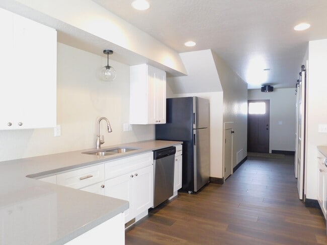 Building Photo - 785 Lake Francis Dr