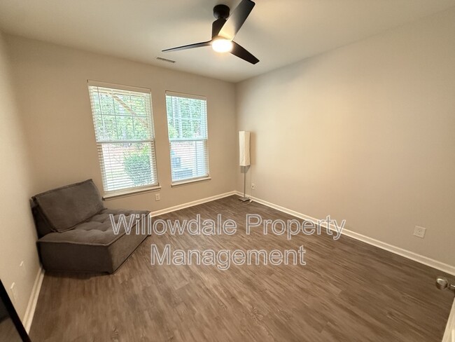 Building Photo - 1059 Lathrop Ln
