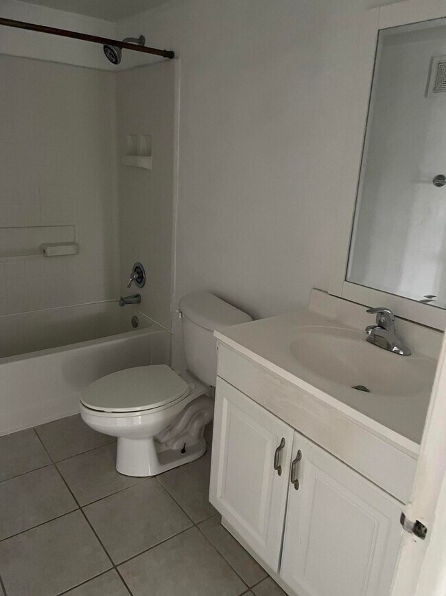 Building Photo - 1500 Crescent Cir