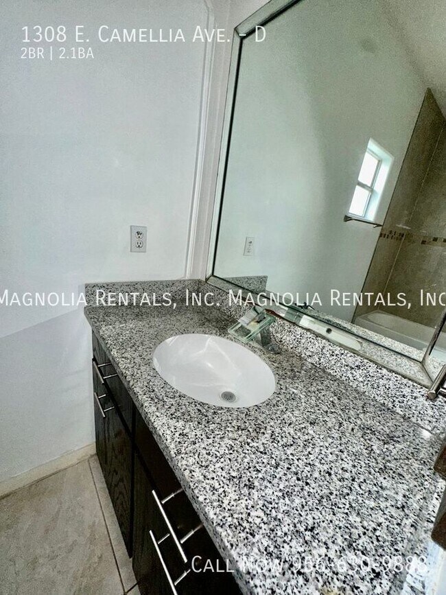 Building Photo - 2 Bed 2 Bath Townhome