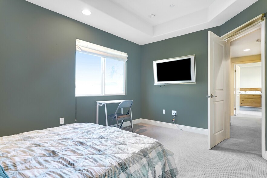 Building Photo - 11323 Huston St