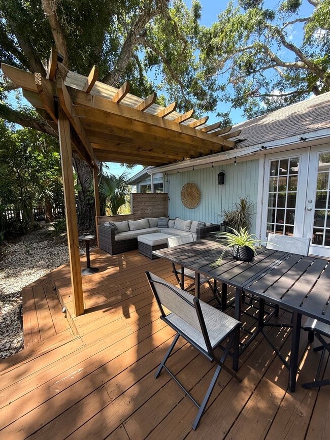 Building Photo - 2 Bedroom 2 Bath Annual Furnished Cottage ...