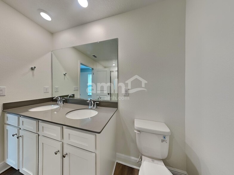 Building Photo - 27178 St Andrews Ave