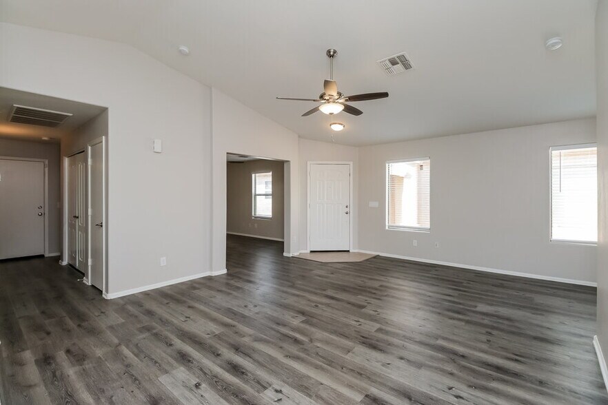 Building Photo - 1658 E Shari St