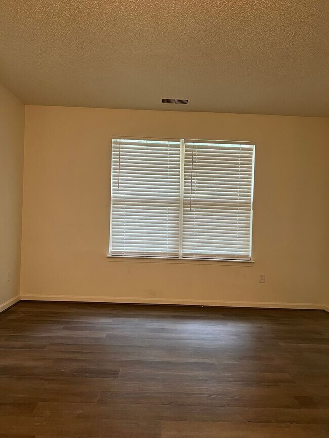 Building Photo - 574 Candle Ln