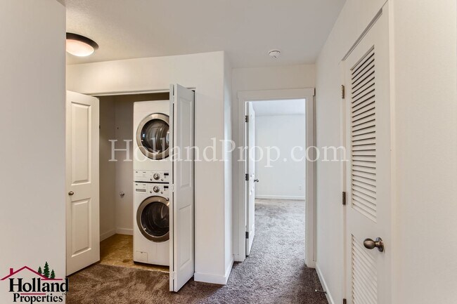 Building Photo - Wonderful 3 Bed 3 Bath Townhouse in  Hillsboro!