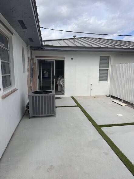 Building Photo - 121 NW 68th Ave