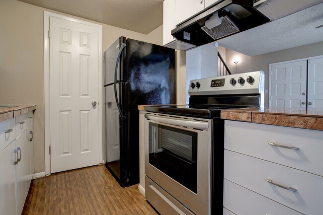 Building Photo - Wonderful Townhome centrally located.  Kit...