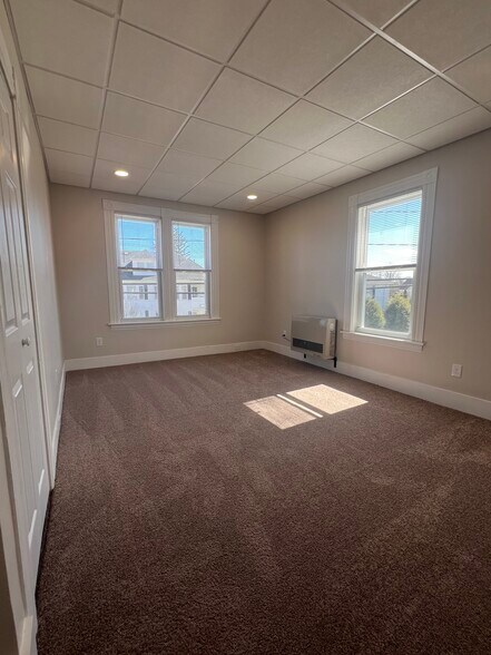 Living room with brand new carpet and heater - 75 Boynton St