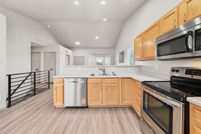 Building Photo - 5540 Almont Ave