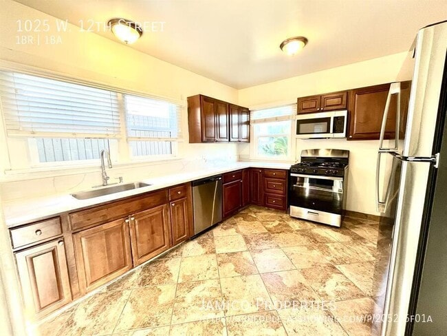 Building Photo - 1025 W 12th St