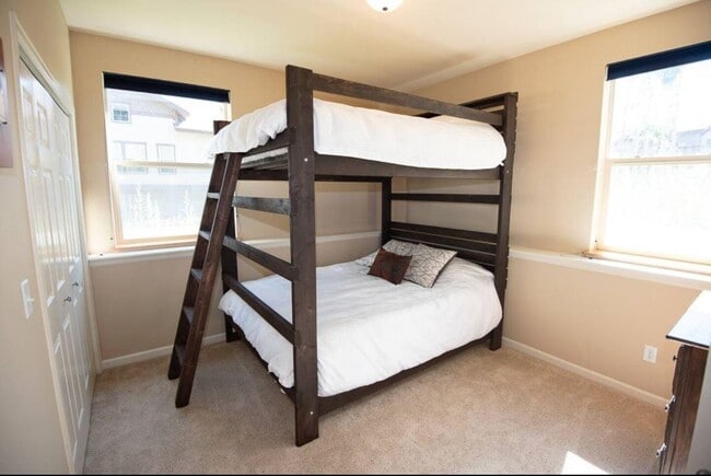Building Photo - 180 Spinner Ct