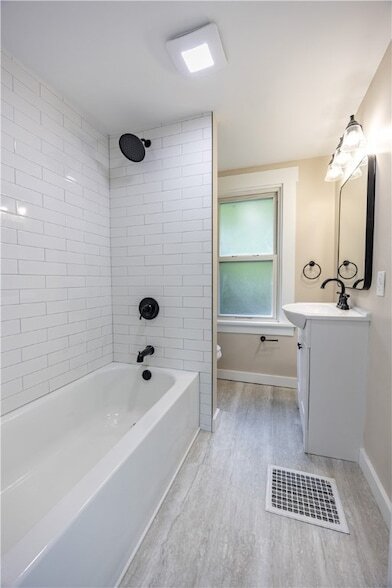 Building Photo - 232 St Clair St