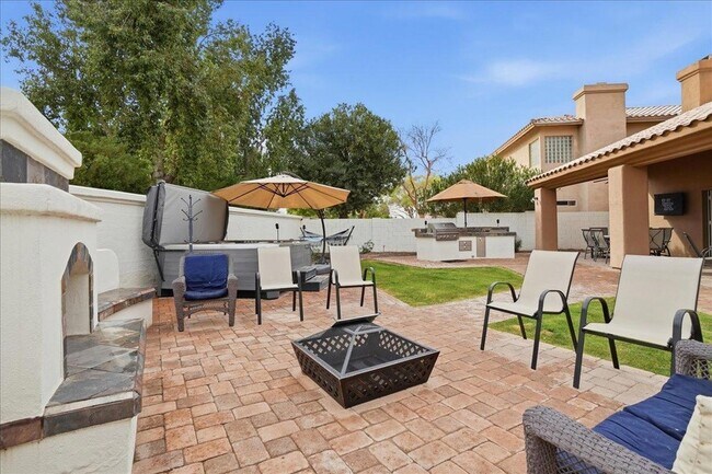 Building Photo - 1909 E Coral Tree Dr