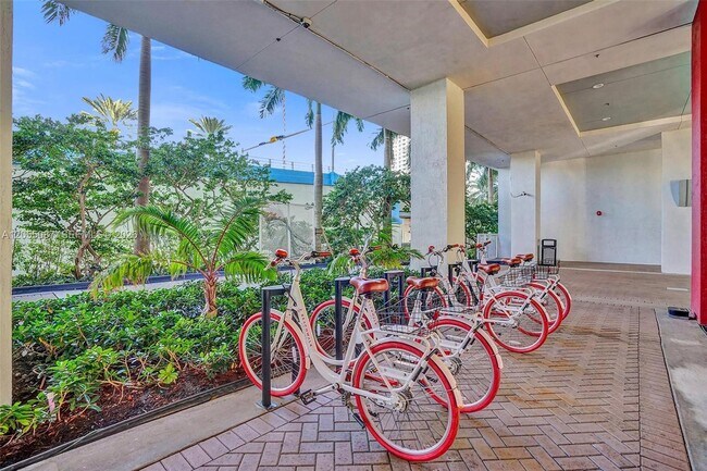 Building Photo - 2600 E Hallandale Beach Blvd