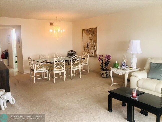 Building Photo - 1523 E Hillsboro Blvd