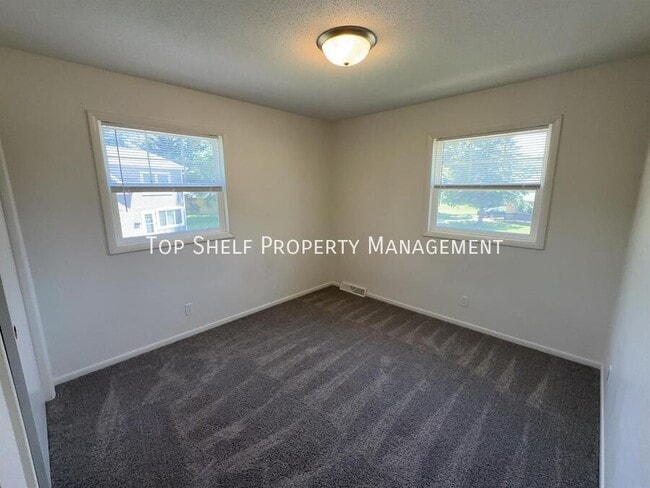 Building Photo - 306 SW Westview Dr