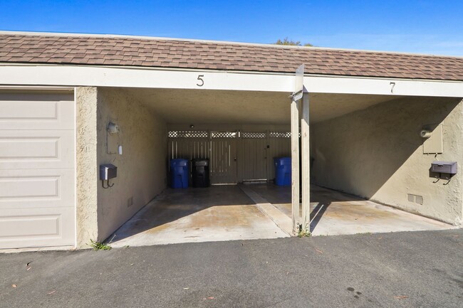 Building Photo - Rehabbed Newport Beach Townhome