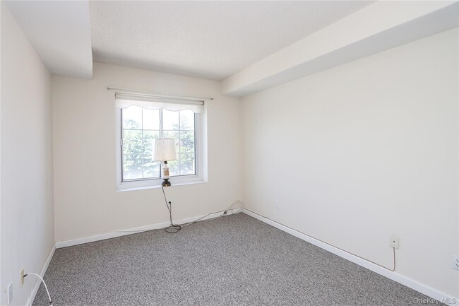 Building Photo - 242 Maple Ave