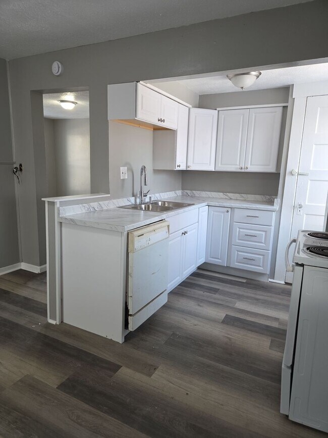 Building Photo - Quaint 3 bed 1.5 bath with detached garage close to everything