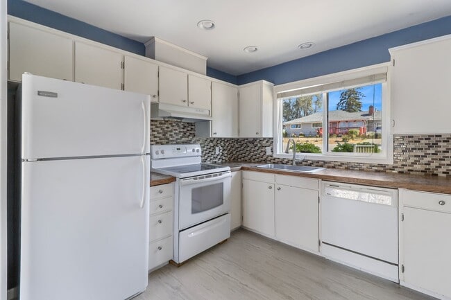 Building Photo - 3 Bed 1.5 Bath - Garage w/Storage - Pet Fr...