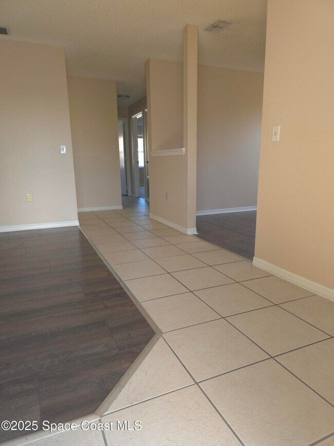 Building Photo - 245 Spring Dr