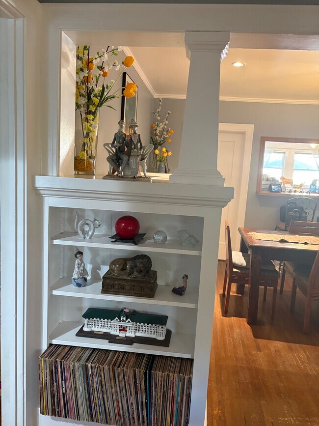 Building Photo - 839 N Orange Dr