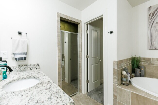 Building Photo - Luxury 4-Bedroom, 3-Bathroom Home in Kelse...