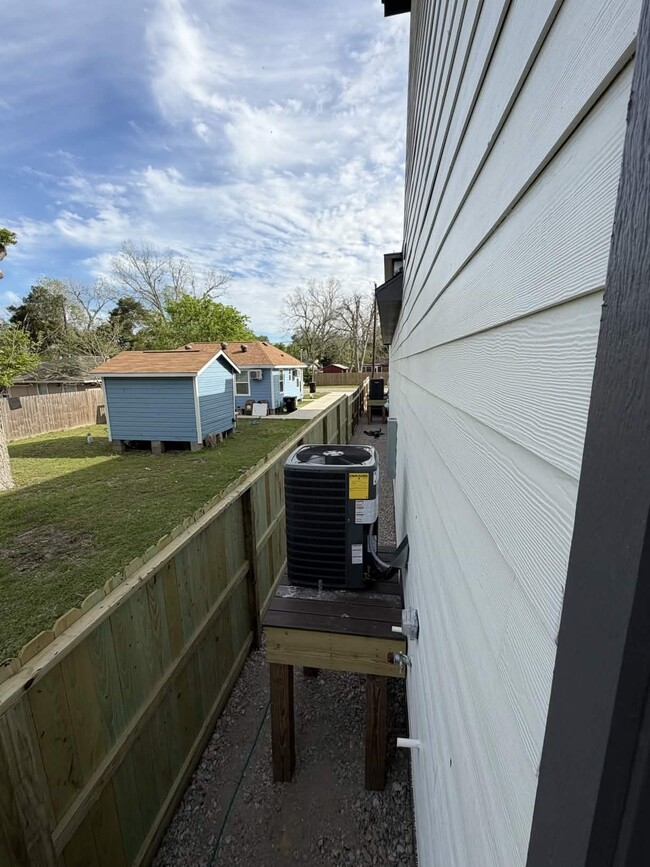 Building Photo - 1422 W Willis St