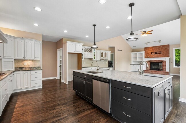 Building Photo - 1819 Brookview Dr