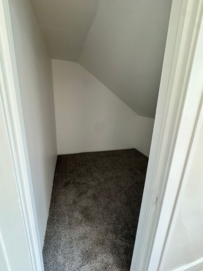 Building Photo - Spacious 4-Bedroom Home with 2 Kitchens | West Ann Arbor