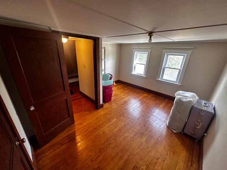 Building Photo - 16 Cove Ct