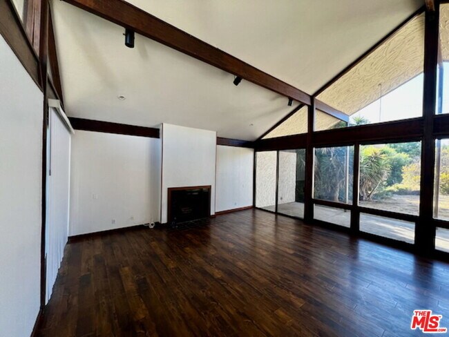 Building Photo - 1011 El Segundo Dr