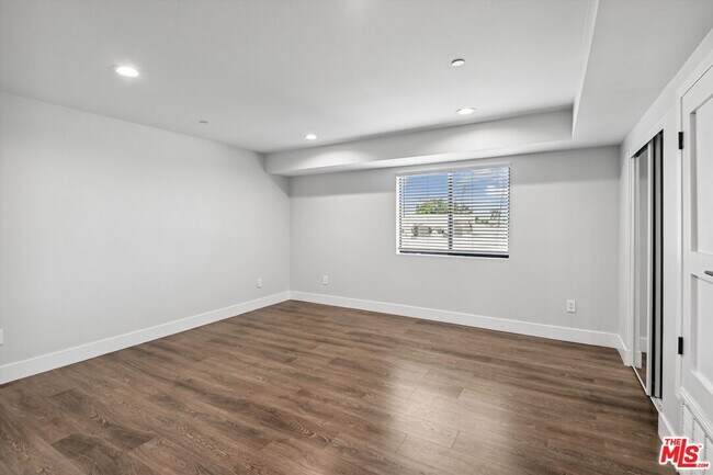 Building Photo - 819 E La Palma Dr