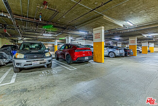 Building Photo - 143 N Arnaz Dr