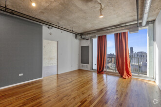 Building Photo - Large 1bd condo with private balcony & 1 g...