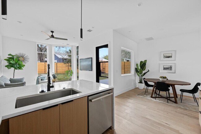 Building Photo - 1409 Valleyridge Dr