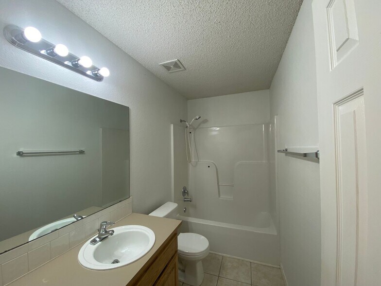 Building Photo - 4377 W Cheyenne Dr