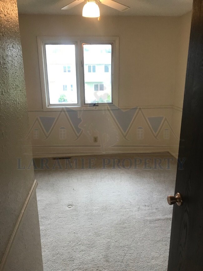 Building Photo - 3-Bedroom Townhome with Fenced Yard & Detached Garage