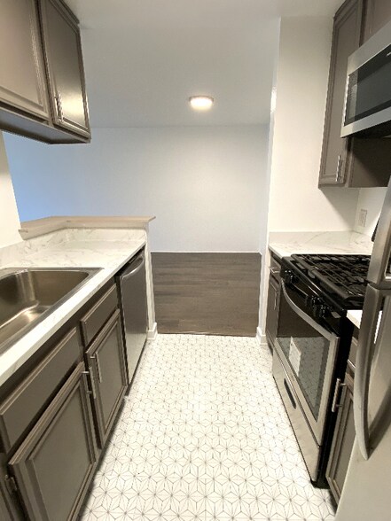 Building Photo - 465 Oak St