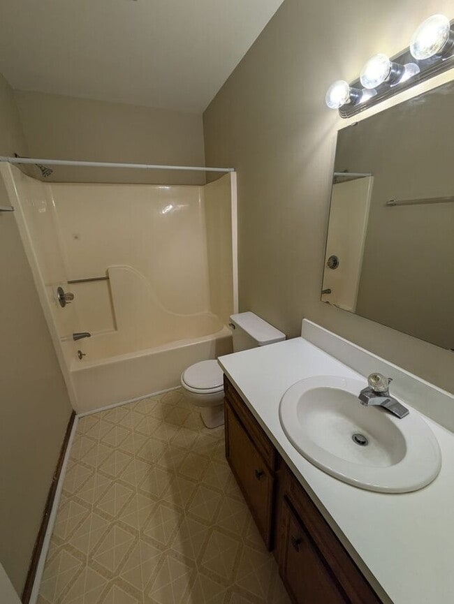 Building Photo - 2BD/2BA Condo Available Now in Hickory