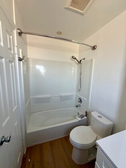 Master bathroom - 247 Alestar St