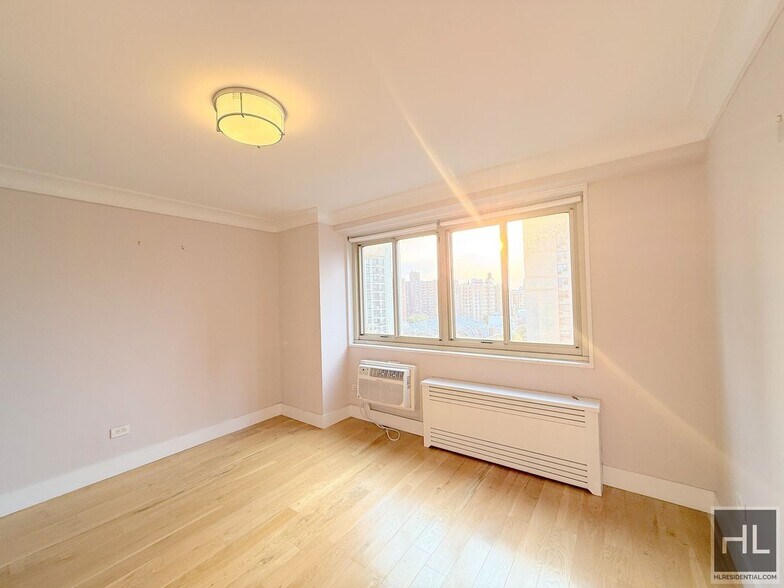 Building Photo - 1 bedroom with home office / Washer and dryer / WEST 93 STREET
