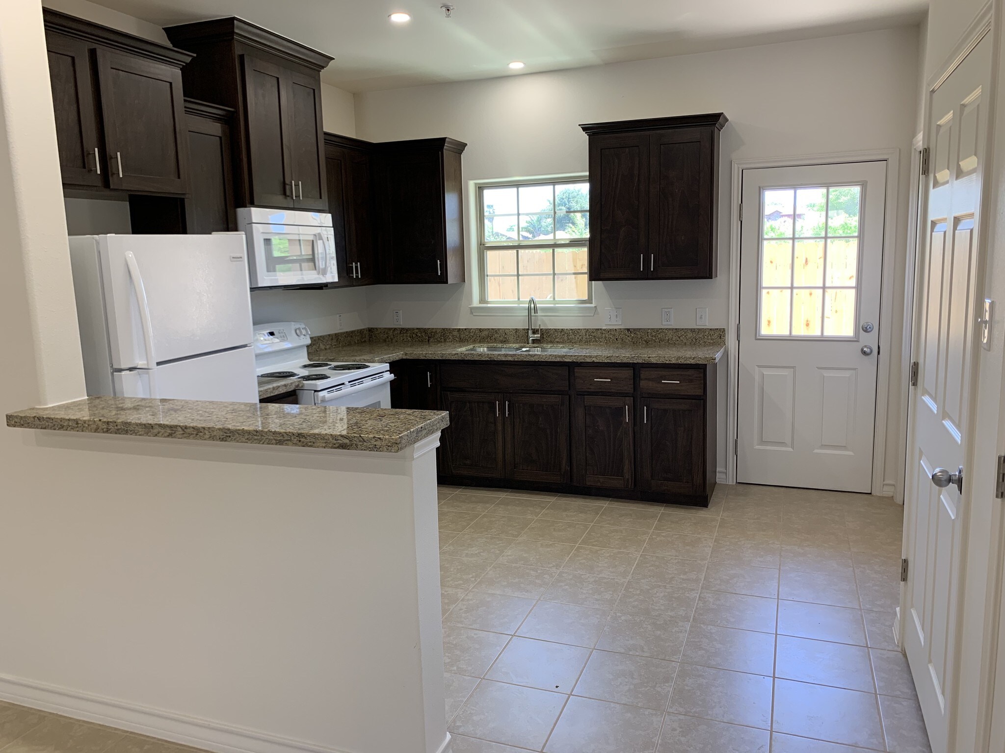 Building Photo - 602 Basswood Dr