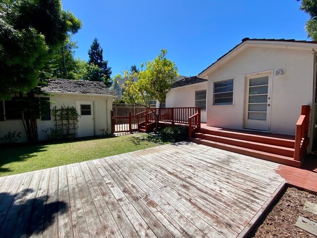 Building Photo - Charming Palo Alto Single-Story Home with Private Backyard